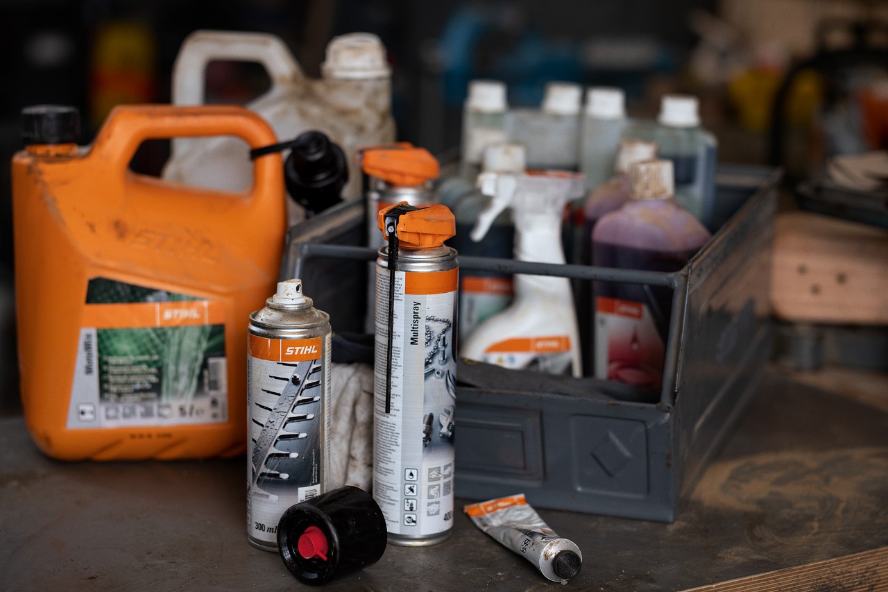Різні силові і змазуючі оливи від STIHL, деякі з них у коробці.